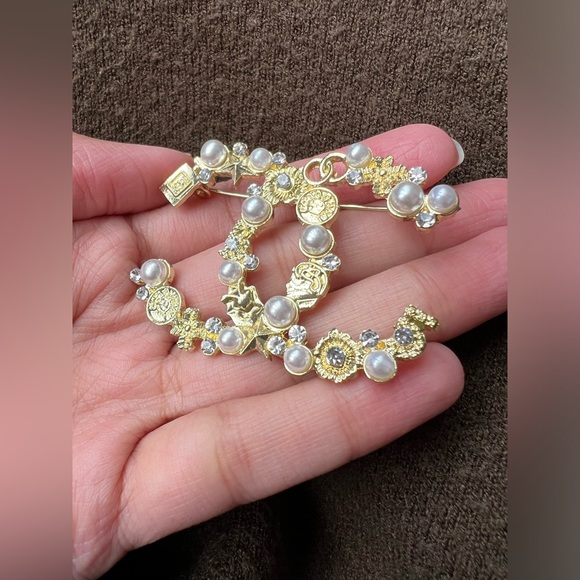 CC pearl brooch - Picture 5 of 11